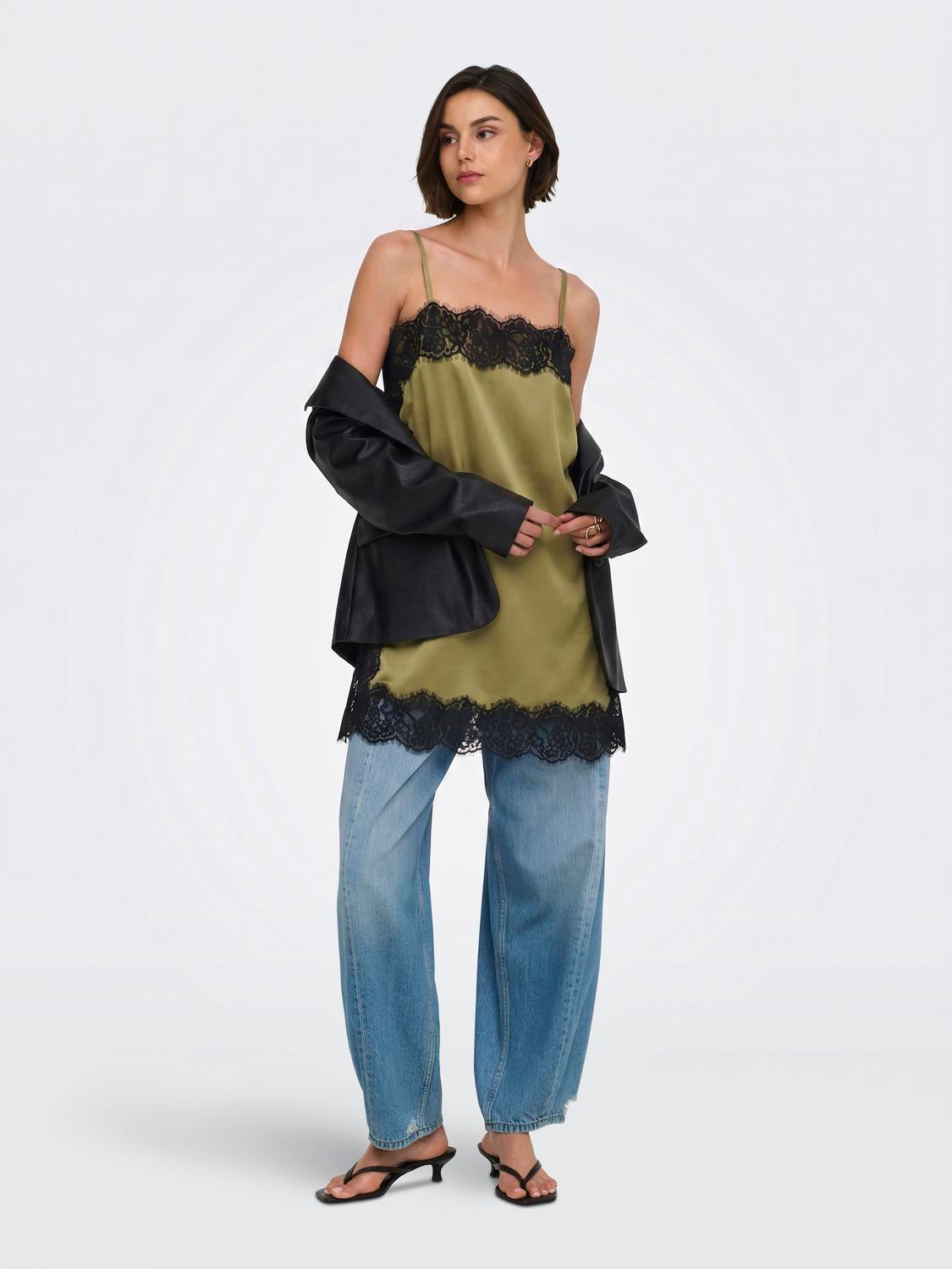 model_shot-front_full